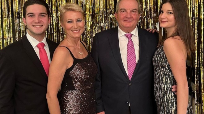 sta-chnaria-tis-mamas-toy-o-alexandros-karamanlis-protagonistis-sto-theatro-o-21chronos-gios-tis-natasas-paza-ti-218815