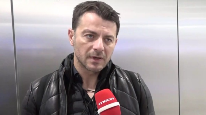 pire-to-amaxi-kai-pige-exo-ap-to-stoyntio-exallos-o-ntanos-me-ton-paroysiasti-poy-pire-ti-monadiki-chara-tis-miteras-toy-223689