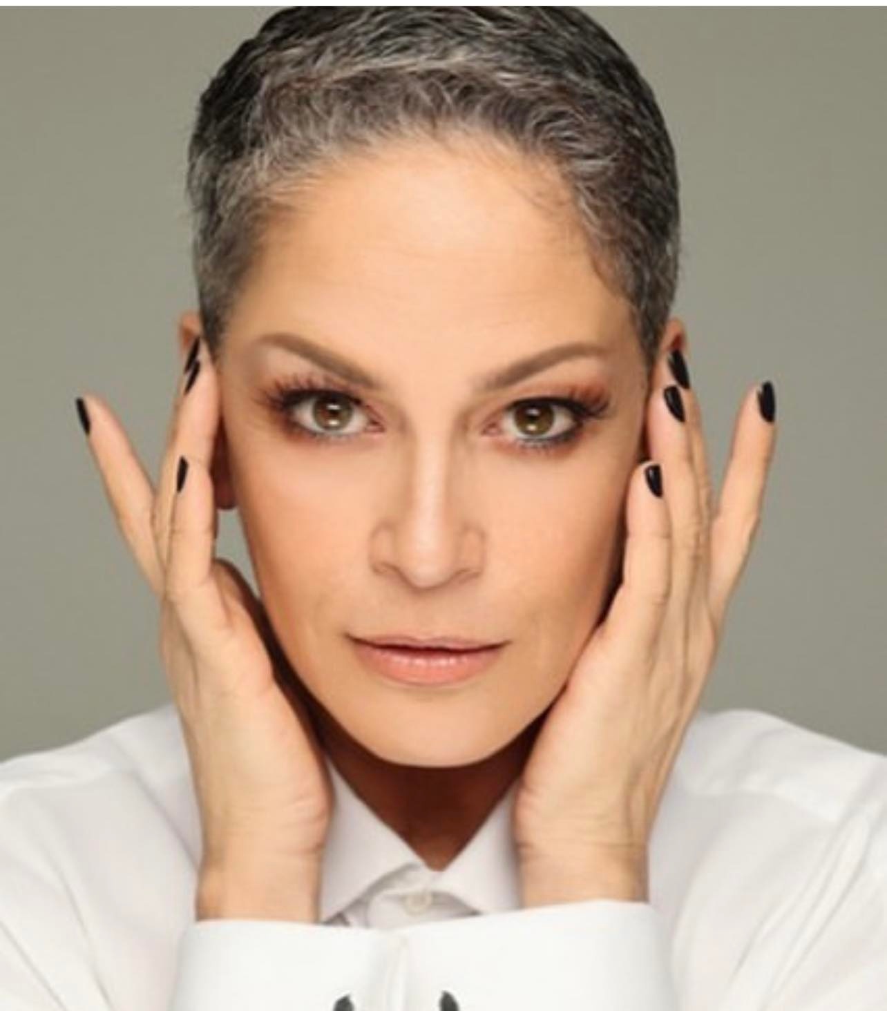 Ρέα Τουτουνζή γκρίζα μαλλιά