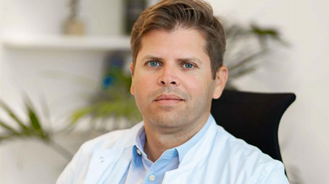 mono-perifania-giatre-o-ellinas-neyrocheiroyrgos-poy-ta-vazei-me-ton-karkino-toy-egkefaloy-amp-038-dinei-elpida-218508