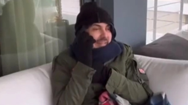 pagonei-me-skoyfi-gantia-kai-koyverta-exo-sto-kryo-to-vinteo-me-ton-michali-chatzigianni-poy-kanei-ton-gyro-toy-diadiktyoy-220770