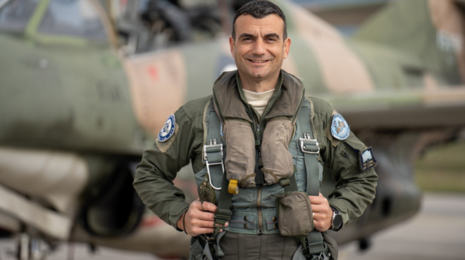 o-gios-moy-thysiastike-gia-na-min-pesei-to-aeroplano-se-katoikimeni-periochi-ragizei-kardies-i-mitera-toy-40chronoy-pilotoy-218247