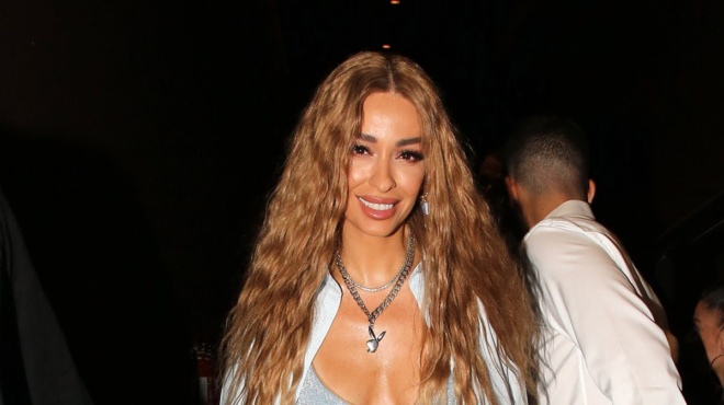 oyte-treses-oyte-extension-4-ellinides-pozaroyn-me-ta-fysika-toys-mallia-amp-038-anadeiknyoyn-ti-fysiki-omorfia-toys-220935