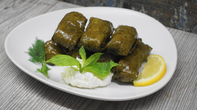 apo-to-chorio-stin-aytokratoria-7-ergostasion-i-elliniki-etaireia-poy-katakta-60-chores-me-ta-ntolmadakia-tis-220940