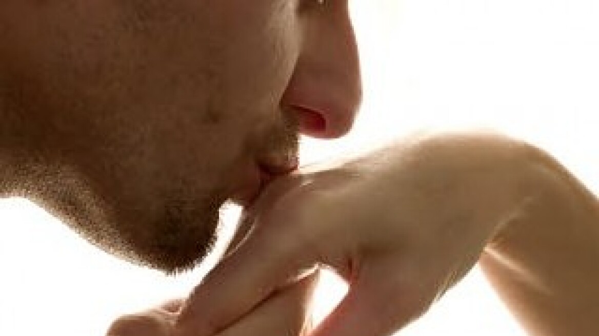 Νεαρός Κρητικός έκανε χειροφίλημα στην κοπέλα του 