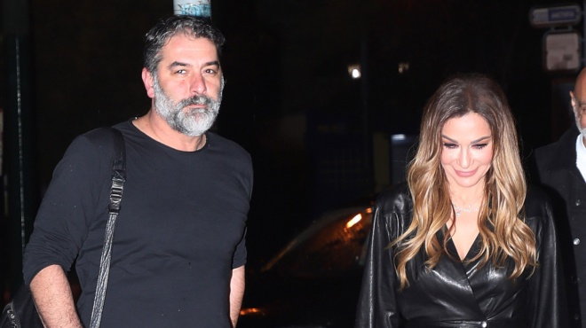 i-ellinida-mantona-i-vandi-vgike-me-ton-mpismpiki-amp-038-oles-tora-psachnoyn-na-agorasoyn-ayta-poy-foroyse-sta-cheria-tis-226493