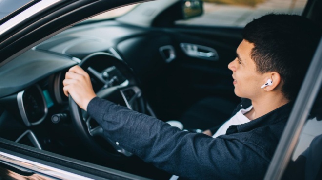 1-stoys-2-ellines-tha-tin-patisei-afairesi-diplomatos-amp-038-tsoychtero-prostimo-gia-osoys-ta-forane-mesa-sto-aytokinito-219114