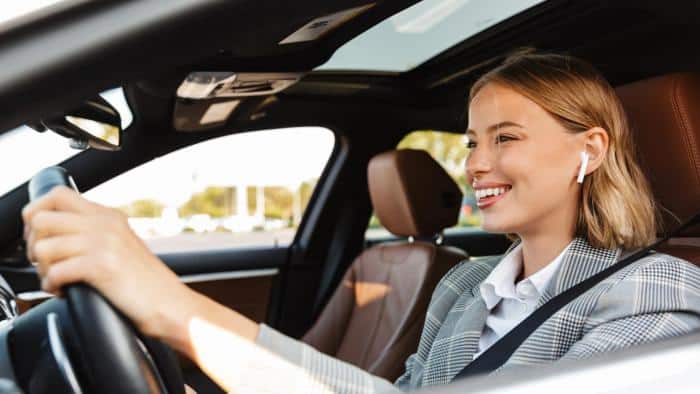 Πότε απαγορεύεται η μουσική στην οδήγηση 