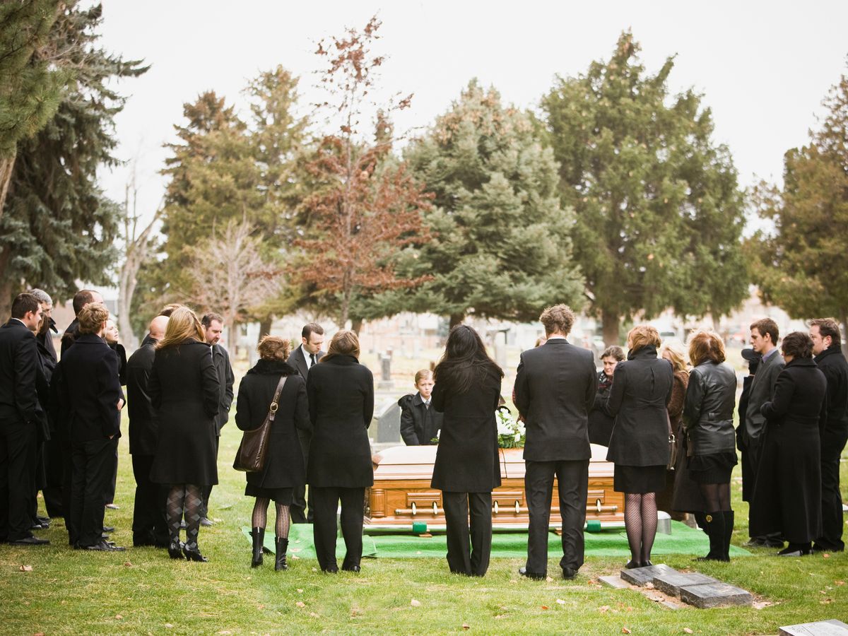 Γιαγιά πηγαίνει σε κηδείες αγνώστων 