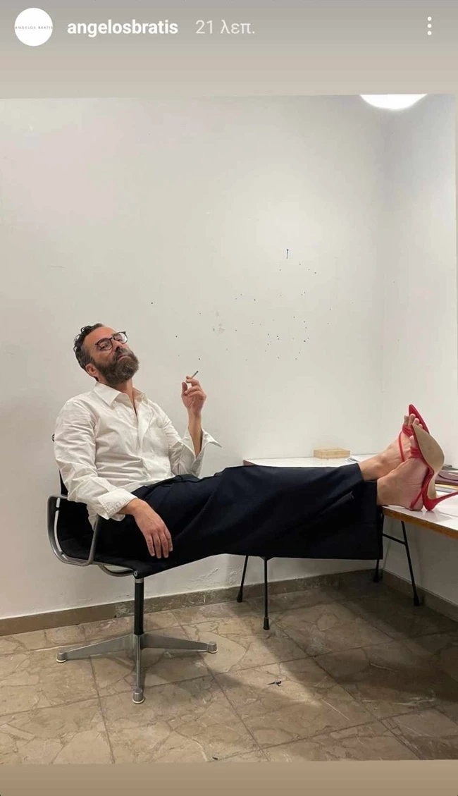 Ο Άγγελος Μπράτης με ψηλοτάκουνα πέδιλα 