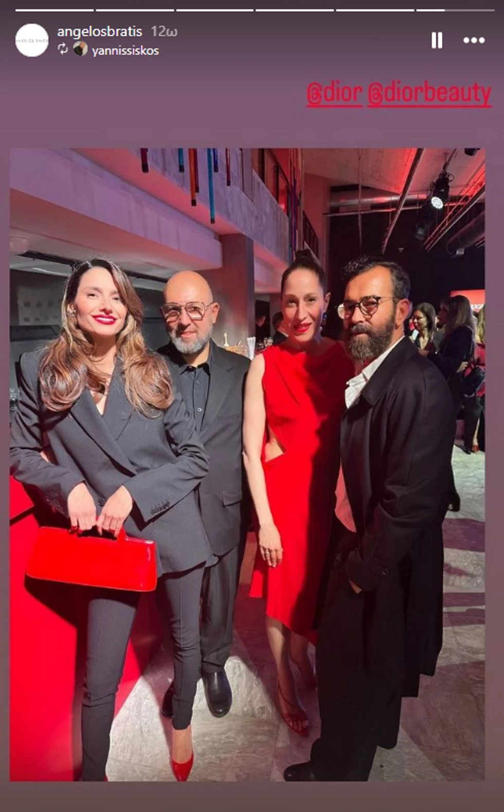 Ο Άγγελος Μπράτης με ψηλοτάκουνα πέδιλα 