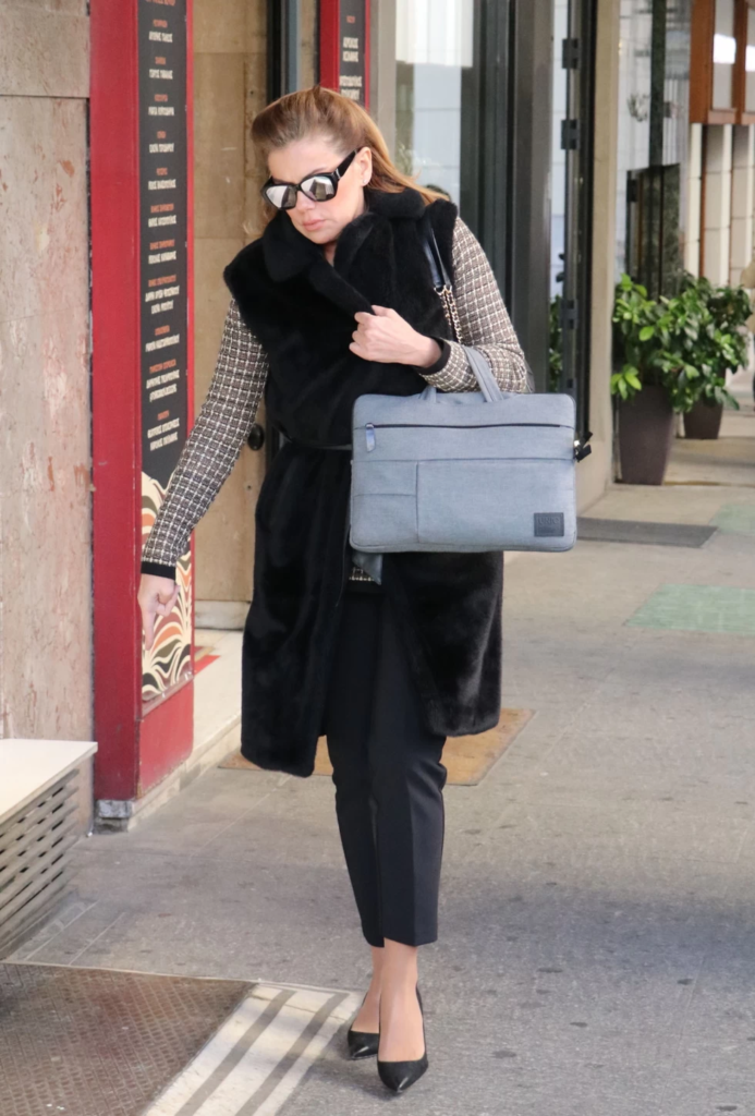 Κоστiζει 2 μıσθούς: Η Ευγενία Μανωλίδου βγήκε βόλτα στο κέντρο της Αθήνας με την τσάντα-όνειρо όλων των γυναικών 4 267