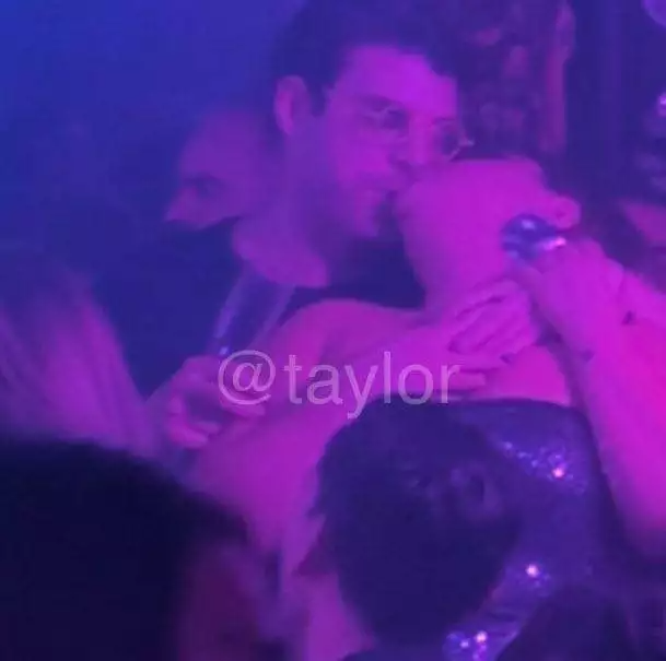 Δανάη Μπάρκα και Φίλιππος Τσαγκρίδης φιλί 