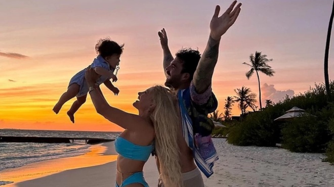 moirastike-ta-eycharista-kai-oloi-tis-eychontai-se-pelagi-eytychias-i-ioanna-toyni-1-chrono-meta-ti-gennisi-toy-gioy-tis-228405