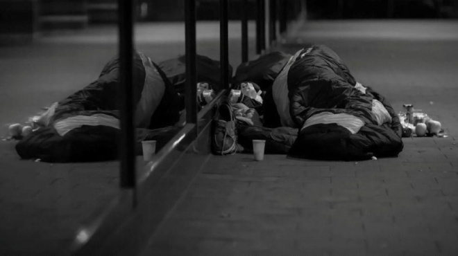 amp-8220-apo-pantremeni-me-kalo-mistho-vrethika-exaitias-toy-astegi-choris-epafi-me-ta-paidia-moy-pos-piastika-toso-koroido-amp-8221-233510