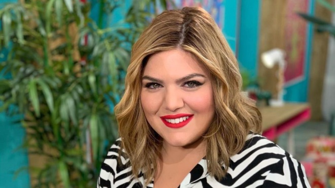 sta-akra-i-kontra-tis-me-tin-kainoyrgioy-i-danai-mparka-me-14-sklires-lexeis-ekane-pali-olo-to-diadiktyo-na-mila-gia-ekeini-234846