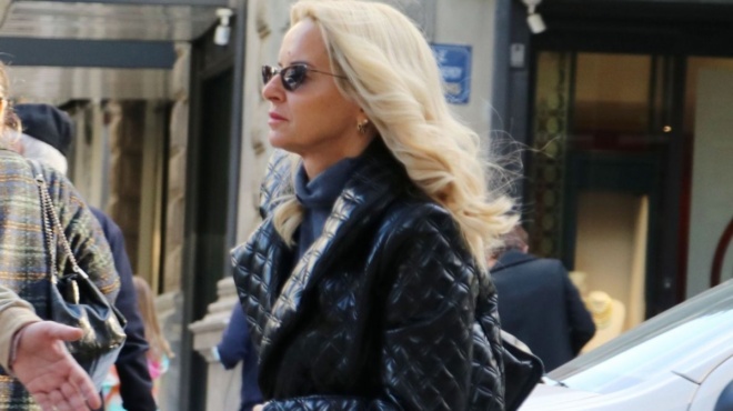 eiche-sta-cheria-tis-3-000-eyro-amp-038-enan-skylo-oloi-miloyn-gia-ayti-tin-emfanisi-tis-marias-mpekatoroy-stin-athina-227151