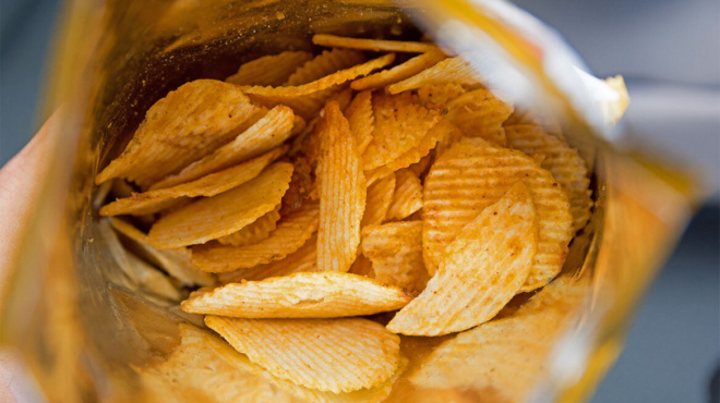 aposyrontai-ap-amp-8217-tin-agora-stamatiste-na-ta-trote-panikos-se-chiliades-goneis-karkinogona-ta-diasima-patatakia-241963