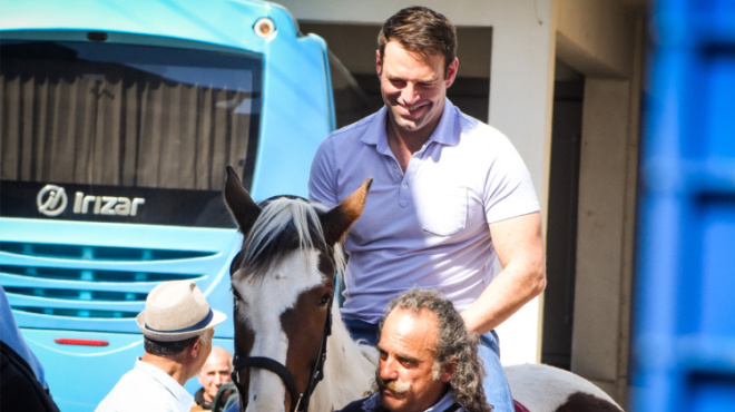 pragmatikos-kavalaris-o-stefanos-kasselakis-toy-charisan-alogo-xekinise-tis-voltes-kai-ton-kamarose-olo-to-chorio-236185