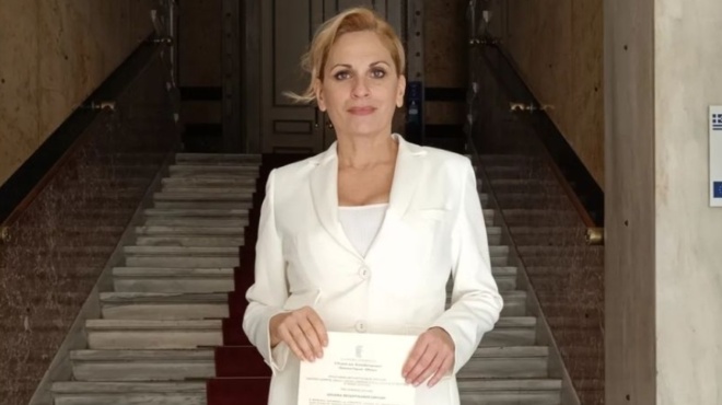 tin-koitoyse-oli-i-nomiki-h-theofania-papathoma-pire-to-ptychio-tis-amp-8211-orkistike-kai-egine-protypo-thelisis-alla-kai-styl-237209