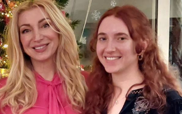 tha-skasei-apo-amp-8230-perifania-i-zeta-theodoropoyloy-i-kori-tis-foteini-einai-sosias-tis-kai-akoloythei-ta-chnaria-tis-243195