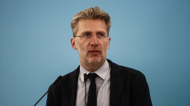 echasa-ton-aderfo-moy-se-trochaio-niotho-apolyta-ton-pono-ton-oikogeneion-leei-o-akis-skertsos-243581