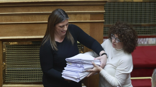 zoi-konstantopoyloy-me-ena-voyno-apo-eggrafa-anevike-na-milisei-sto-vima-tis-voylis-243698