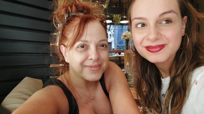 perifani-mitera-i-eleni-rantoy-pozarei-agkalia-me-tin-kori-tis-nikoletta-kai-oloi-rotane-gia-to-loyloydi-poy-echoyn-sto-kefali-237809