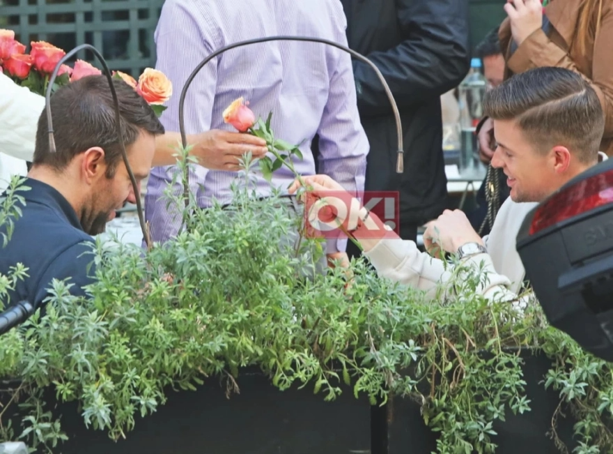 Ο Στέφανος Κασσελάκης πρόσφερε τριαντάφυλλο στον σύζυγό του