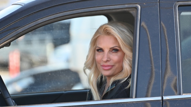 amp-8220-elava-foto-tis-menegaki-na-vgainei-apo-ton-gynaikologo-me-anoichto-koympi-sto-tzin-moy-epese-to-kinito-ap-amp-8217-to-cheri-amp-8221-238301