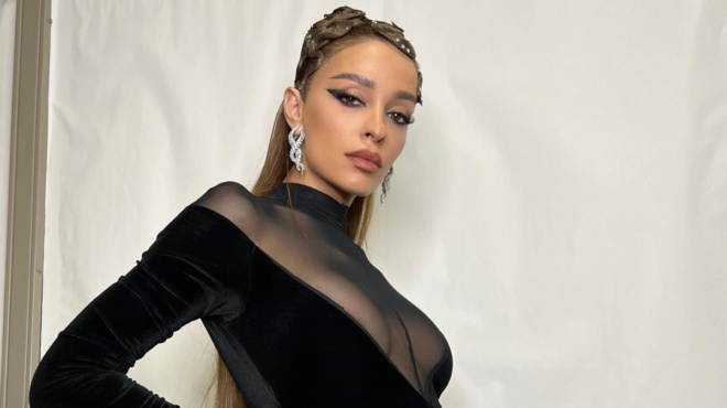 isos-i-oraioteri-40ara-tis-elladas-i-eleni-foyreira-me-mikroskopiko-mpikini-kai-oi-koiliakoi-tis-poy-kovoyn-tin-anasa-239647