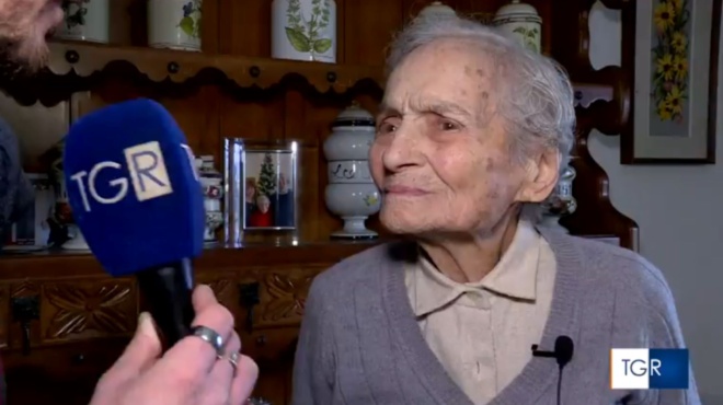 giagia-103-eton-odigoyse-choris-diploma-amp-038-asfaleia-kai-amp-8220-trelane-amp-8221-toys-astynomikoys-me-ti-dikaiologia-poy-eipe-240428