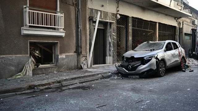 i-asfaltos-gemise-amp-8230-petaloydes-nekros-kai-o-22chronos-charis-6-mines-meta-ton-17chrono-giorgo-klaiei-i-kriti-238805