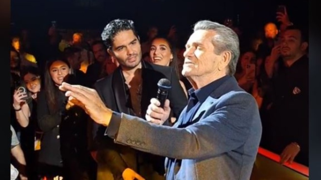 dielyse-to-magazi-o-margaritis-pige-ekei-poy-tragoydaei-o-mastoras-pire-to-mikrofono-kai-eipe-to-keli-33-242320