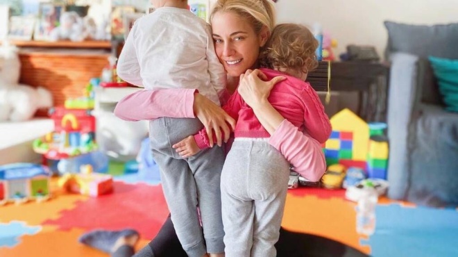 koykla-me-kotsidakia-sta-mallia-idia-i-mama-i-kori-tis-doykissas-nomikoy-einai-klonos-tis-amp-038-idoy-i-apodeixi-240636