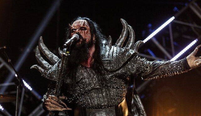 montela-me-akriva-prada-oi-lordi-tis-eurovision-eginan-agnoristoi-kai-pozaroyn-me-panakrives-oikologikes-tsantes-243341