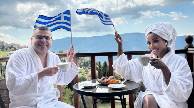 eletsi-amp-8211-lemonidis-vgikan-sto-mpalkoni-mono-me-mpoyrnoyzia-kai-ellinikes-simaies-kai-eychithikan-kali-sarakosti-se-oli-tin-ellada-240734