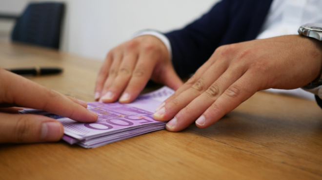 latremeni-anipsoyla-pige-ton-vekro-theio-tis-se-trapeza-me-to-karotsaki-gia-na-ypograpsei-daneio-3-000-eyro-250151