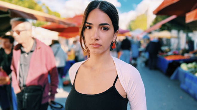 ano-kato-stin-gi-tis-elias-to-mathan-oloi-i-ithopoios-antigoni-neofytoy-chorise-xafnika-me-ton-skinotheti-tis-seiras-251808