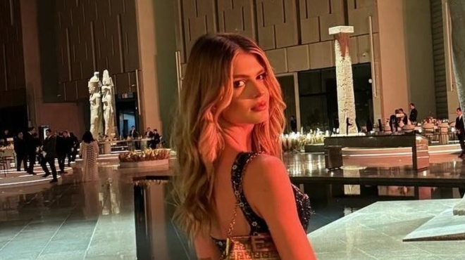 oloi-sto-kairo-gyrisan-to-kefali-gia-na-tin-doyn-i-amalia-kostopoyloy-san-galazoaimati-se-chlidato-gamo-stis-pyramides-254552