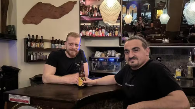 salonikies-psyches-kollitoi-emathan-pos-kleinei-to-agapimeno-toys-steki-tis-thessalonikis-kai-to-agorasan-gia-na-meinei-amp-8220-zontano-amp-8221-245168