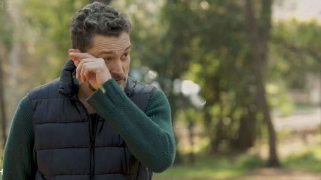 giorgos-karamichos-afiste-toys-anthropoys-na-agapioyntai-kai-na-vafoyn-ta-mallia-toys-oti-chroma-goystaroyn-246918