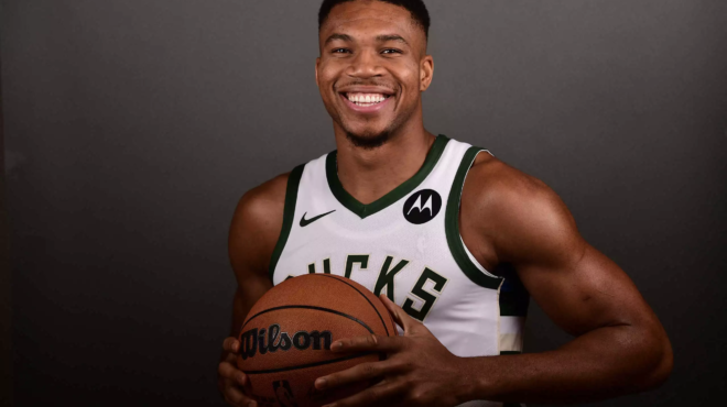 ntynetai-gampros-o-giannis-antetokoynmpo-kai-kalei-ola-ta-sepolia-o-anoichtos-gamos-stin-pylo-kai-to-prosklitirio-252854