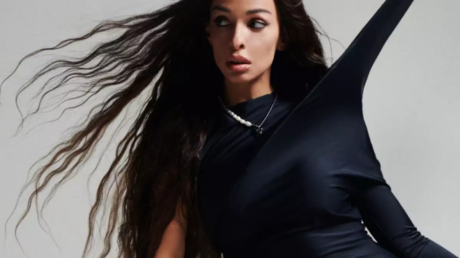 vasiki-moy-doyleia-einai-na-pozaro-agnoristi-i-foyreira-me-makry-kokkino-malli-chamos-kato-apo-tis-foto-tis-254524