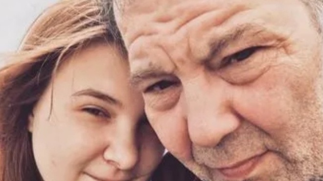 ekeini-22-eton-pamploytos-63aris-o-syzygos-tis-den-ton-pantreytika-gia-ta-lefta-toy-leei-perifani-i-idia-252801