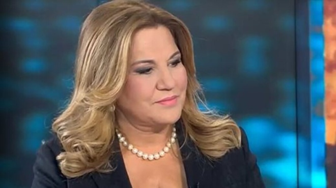 o-orismos-tis-chlidis-i-spitarona-tis-despoina-moiraraki-echei-pisina-kataprasino-kipo-amp-038-panakriva-chalia-stoys-toichoys-262160