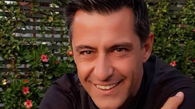 egine-to-thayma-i-1i-emfanisi-toy-kon-noy-aggelidi-stin-kamera-amp-8211-pleon-odigei-amp-038-pigainei-to-gio-toy-scholeio-265237