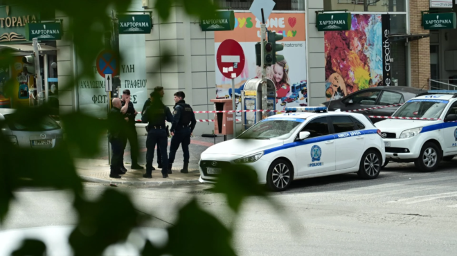 ti-skotosa-kai-den-to-metaniono-anatrichiazoyn-ta-prota-logia-toy-syzygoktonoy-esfaxe-tin-40chroni-me-10-machairies-259991