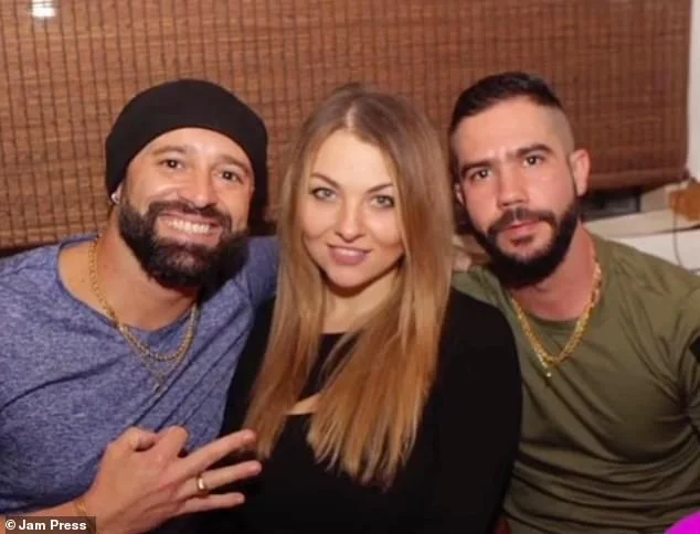 Δύο κολλητοί μοιράζονται την ίδια γυναίκα