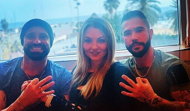 amp-8220-kollitoi-amp-8221-eroteytikan-tin-idia-gynaika-kai-apofasisan-na-einai-kai-oi-treis-mazi-tha-kanoyme-apo-ena-paidi-mazi-260566